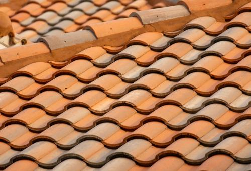 Quels produits utiliser pour démousser une toiture ?