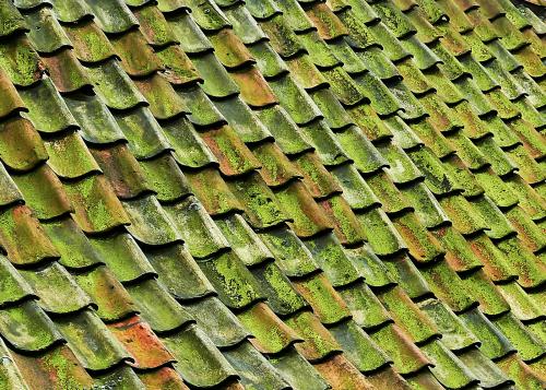 Est-il obligatoire de faire appel à un couvreur pour des travaux de toiture